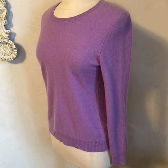 Lord & Taylor 100% Cashmere Lavender v-neck Sweater ribbed hem Size Large - Picture 6 of 8